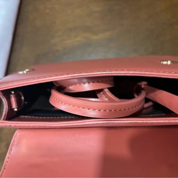 Elegant Coral Handbag with Floral Handle - Picture 3 of 3